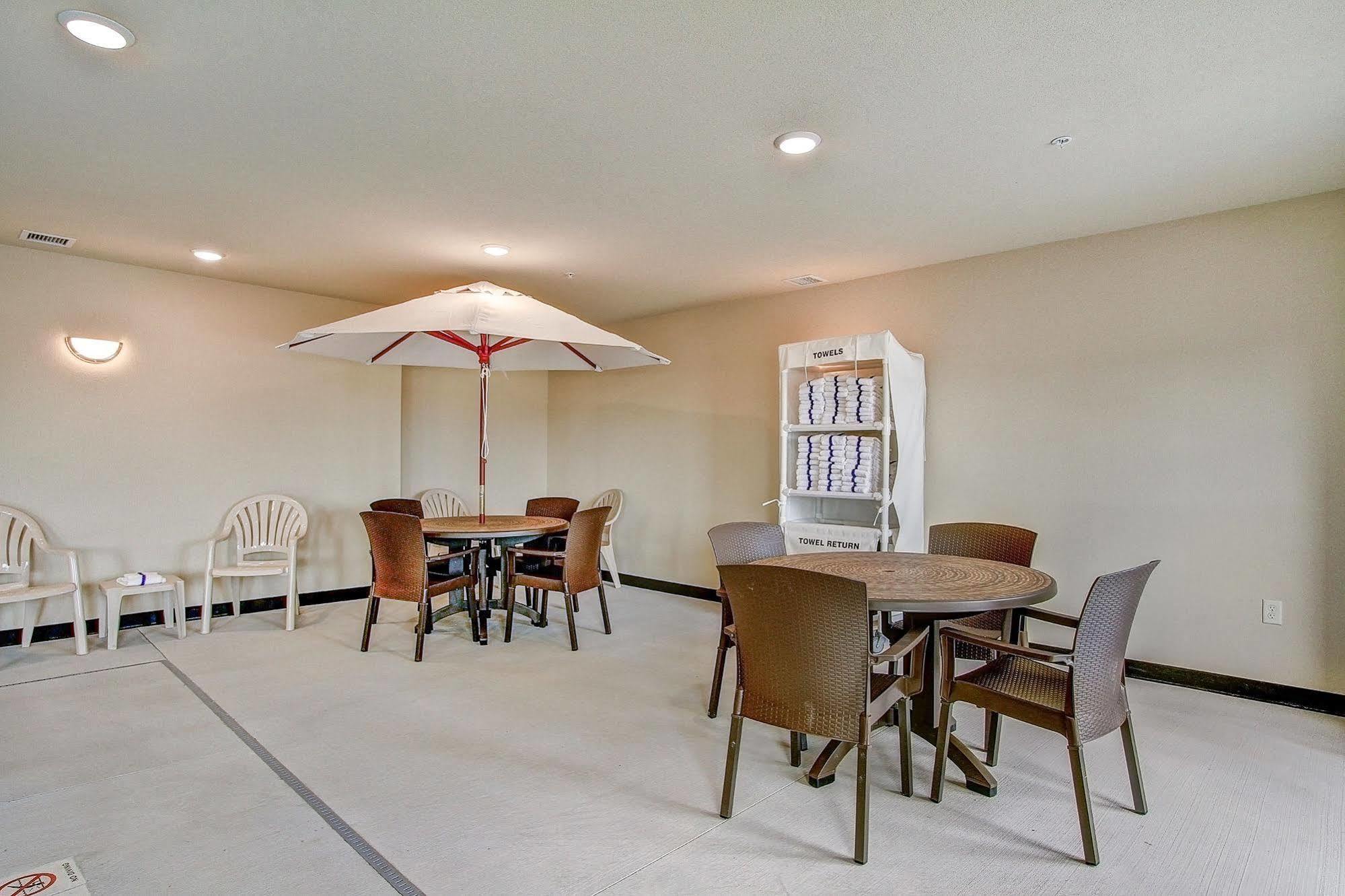 Cobblestone Hotel & Suites Pulaski/Green Bay Екстериор снимка