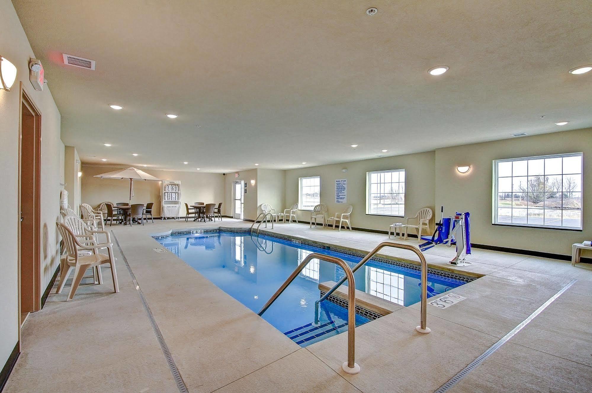 Cobblestone Hotel & Suites Pulaski/Green Bay Екстериор снимка